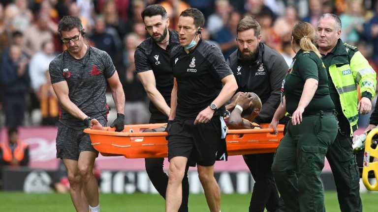 Осадебе выносят после перелома / фото Rex-Features Осадебе выносят после перелома / фото Rex-Features