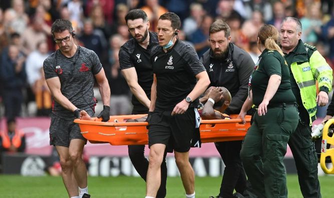 Футболист английского клуба получил двойной перелом на старте матча – виновник вышел сухим из воды