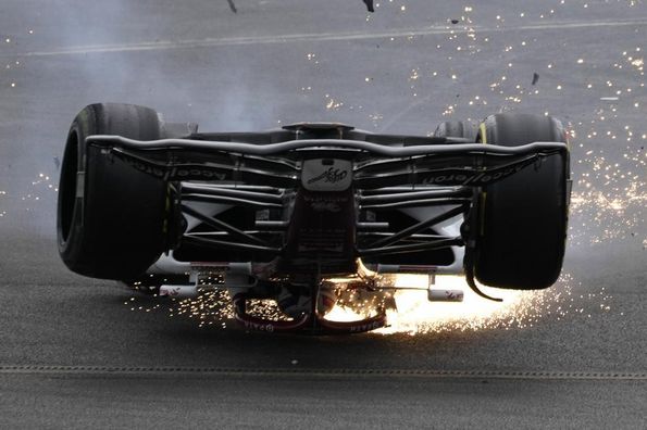 Пілот Формули-1 потрапив у жахливу аварію  – пекельні кадри масової трощі на старті перегонів