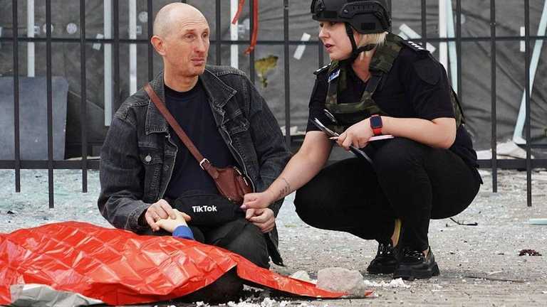 Батько поряд із загиблим 13-річним сином / фото Facebook Батько поряд із загиблим 13-річним сином / фото Facebook