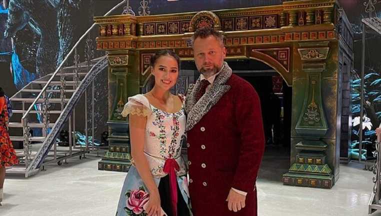 Виктор Петренко с российской фигуристкой / Фото из открытых российских источников Виктор Петренко с российской фигуристкой / Фото из открытых российских источников