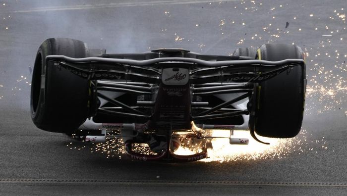 Пилот Формулы-1 попал в ужасную аварию – адские кадры массовой трощи на старте гонки
