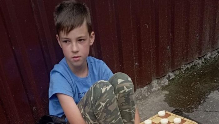 10-річний чемпіон Києва з шашок у цікавий спосіб збирає гроші для ЗСУ 