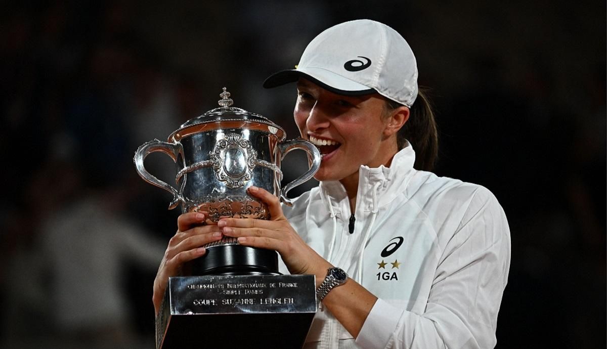Іга Свйонтек з кубком Ролан Гаррос / Twitter