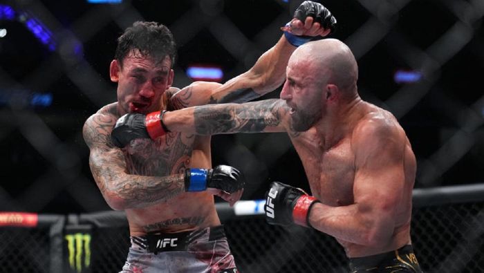 Волкановский в кровавом месиве разорвал Холлоуэя, поставив точку в бешеной трилогии UFC