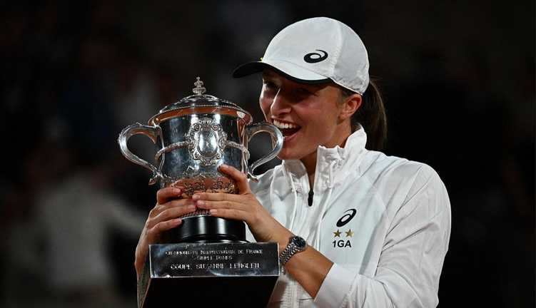 Іга Свьонтек з кубком Ролан Гаррос / Twitter Іга Свьонтек з кубком Ролан Гаррос / Twitter