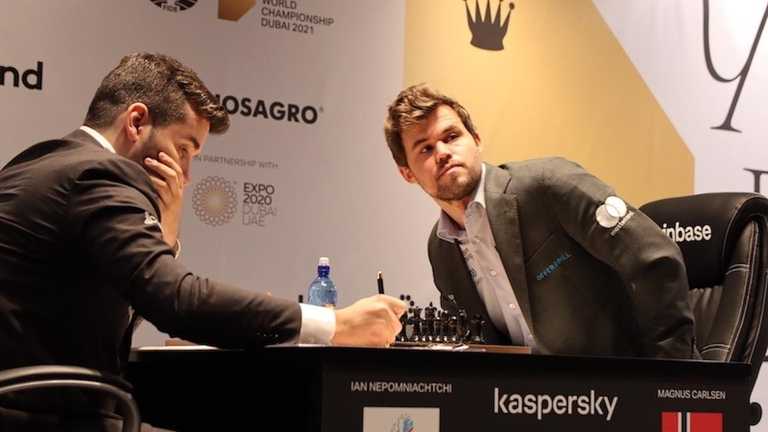 Непомнящий – Карлсен / фото chess24.com