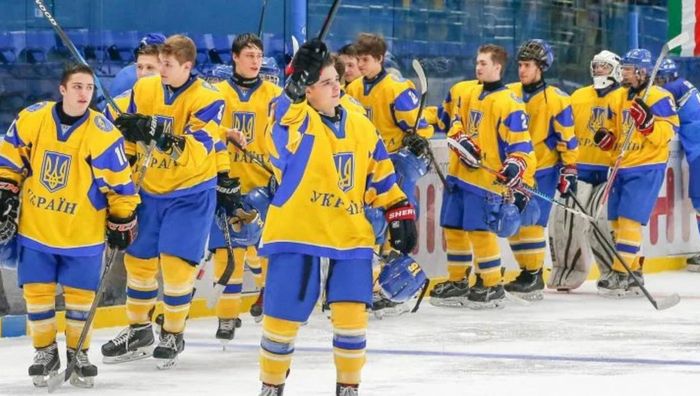 Двух хоккеистов юношеской сборной Украины отстранили из-за выступлений на россии