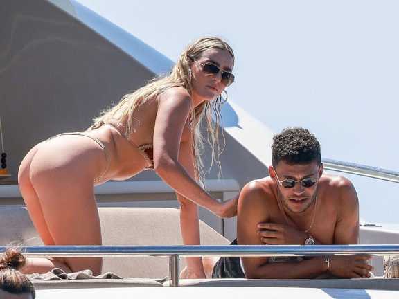 Перрі та Алекс Перрі та Алекс