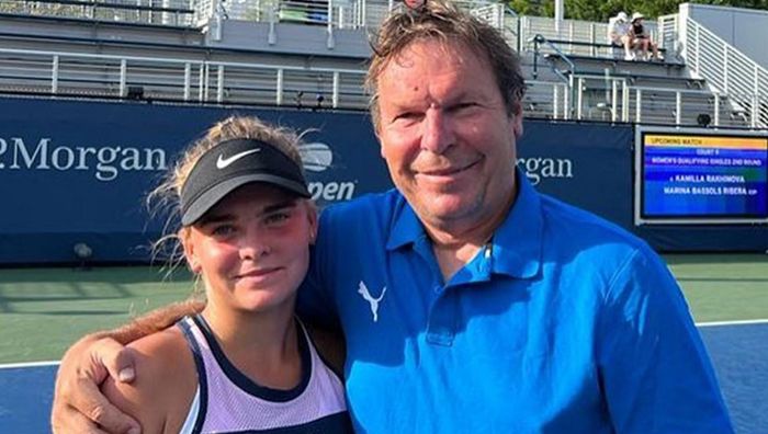 Занадто інтимно: 16-річну тенісистку після перемоги обмацали її батько і тренер – скандал