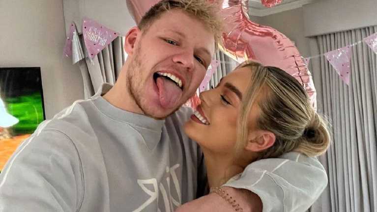 Арон Ремсдейл с любимой / Фото из Instagram Арон Ремсдейл с любимой / Фото из Instagram