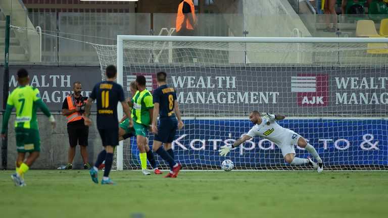 Дніпряни не змогли впоратися з АЕКом / фото СК Дніпро-1 Дніпряни не змогли впоратися з АЕКом / фото СК Дніпро-1