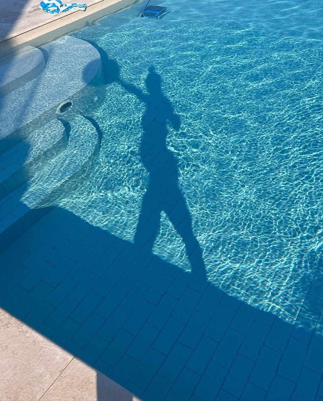 Життя без тенісу: вагітна Світоліна у купальнику позувала на пляжі Монако
