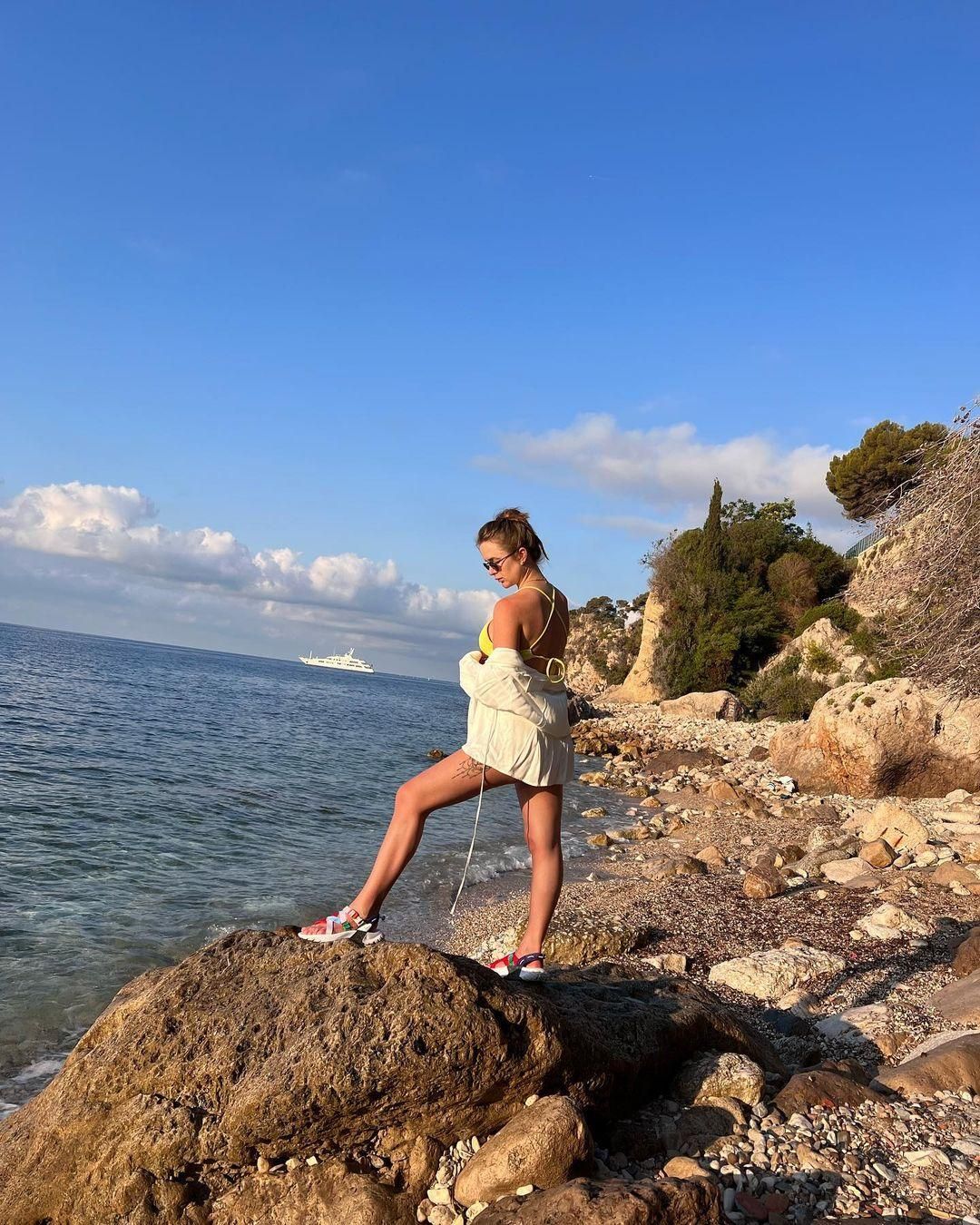 Життя без тенісу: вагітна Світоліна у купальнику позувала на пляжі Монако