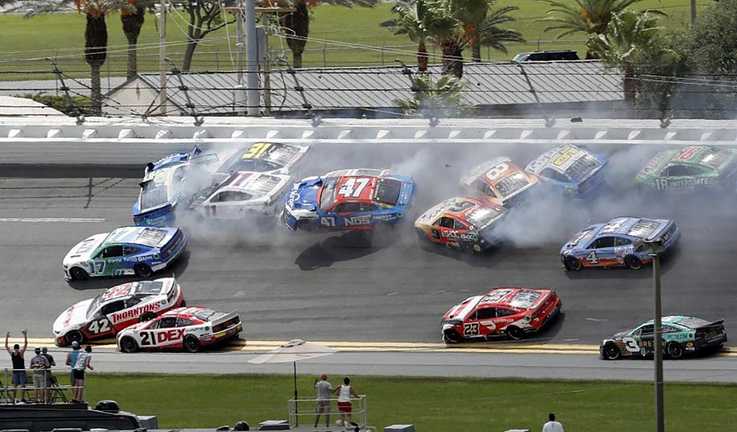 Массовая авария в NASCAR / фото sandiegouniontribune