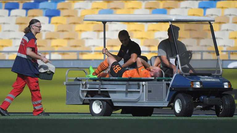 Корниенко вывозят с поля / фото ФК Шахтер Корниенко вывозят с поля / фото ФК Шахтер