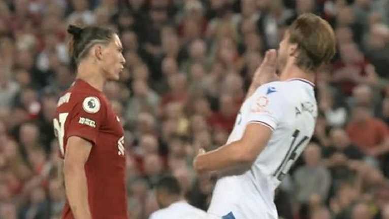 Дарвін Нуньєс вдарив в обличчя Йоахіма Андерсена / Фото з трансляції Дарвін Нуньєс вдарив в обличчя Йоахіма Андерсена / Фото з трансляції