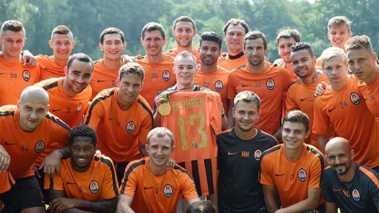 Олег Верняев с игроками Шахтера / Фото ФК Шахтер Олег Верняев с игроками Шахтера / Фото ФК Шахтер