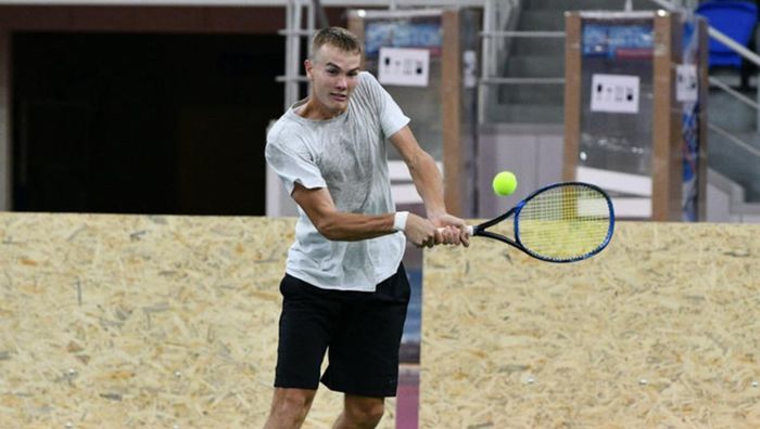 Украинец с травмой не смог пробиться в полуфинал теннисного турнира