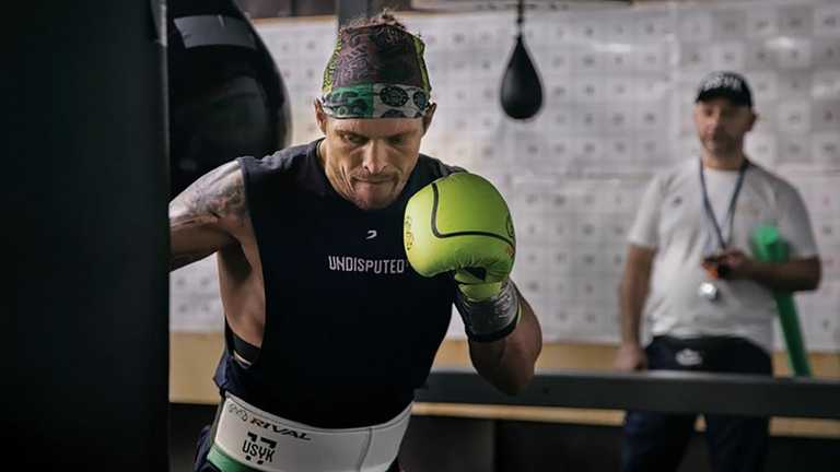 Усик готується до бою / фото з соцмереж Усик готується до бою / фото з соцмереж