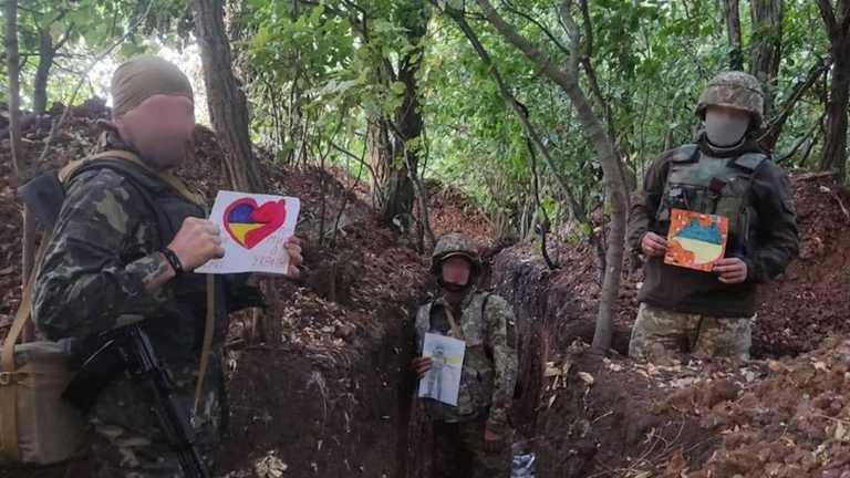 Школярі з Київщини передали дитячі малюнки захисникам України на передову Школярі з Київщини передали дитячі малюнки захисникам України на передову