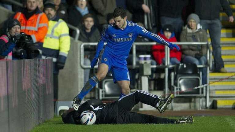 Еден Азар побив 17-річного Чарлі Моргана / Фото The Daily Express Еден Азар побив 17-річного Чарлі Моргана / Фото The Daily Express