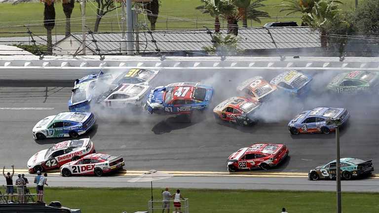 Масова аварія у NASCAR / фото sandiegouniontribune Масова аварія у NASCAR / фото sandiegouniontribune
