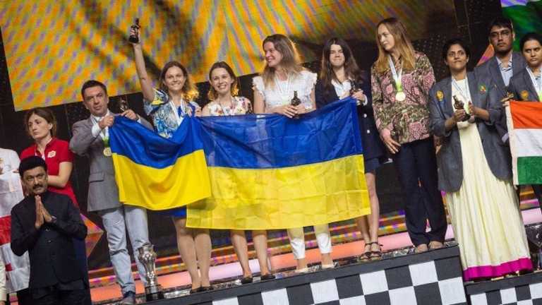 Украинские шахматистки празднуют победу на Олимпиаде / фото ФИДЕ