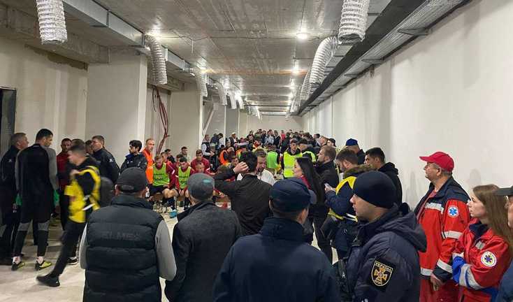 Учасники матчу у підтрибунному приміщенні / фото з соцмереж Учасники матчу у підтрибунному приміщенні / фото з соцмереж