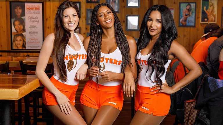 Работники ресторана Hooters / фото из открытых источников Работники ресторана Hooters / фото из открытых источников