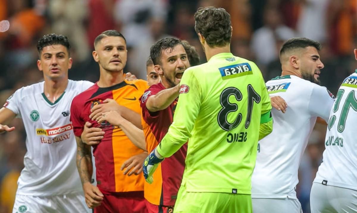 Момент драки на матче Галатасарай – Коньяспор / фото из открытых источников