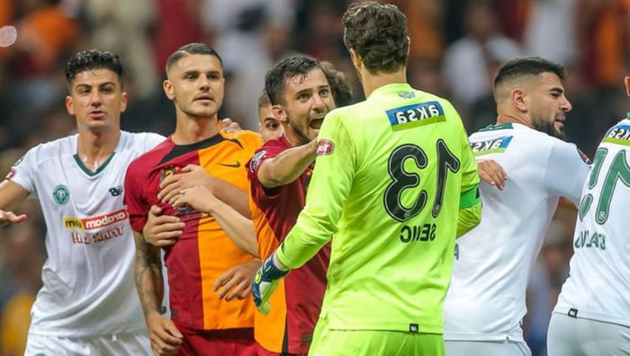 Экс-звезда ПСЖ подрался в дебютном матче за турецкую команду – видео столкновения