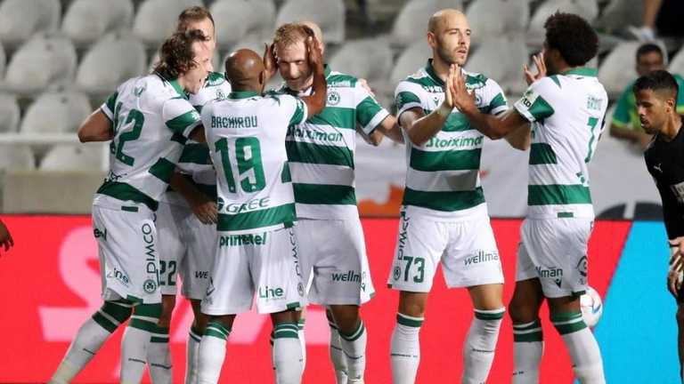 Роман Безус в оточенні партнерів / Фото ФК Омонія Роман Безус в оточенні партнерів / Фото ФК Омонія