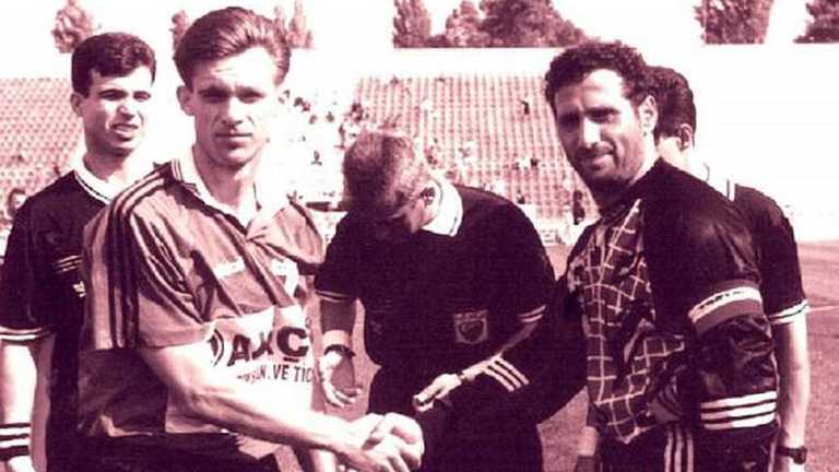 Юрій Шелепницький (ліворуч) на правах капітана тисне руку супернику / Фото з відкритих джерел Юрій Шелепницький (ліворуч) на правах капітана тисне руку супернику / Фото з відкритих джерел