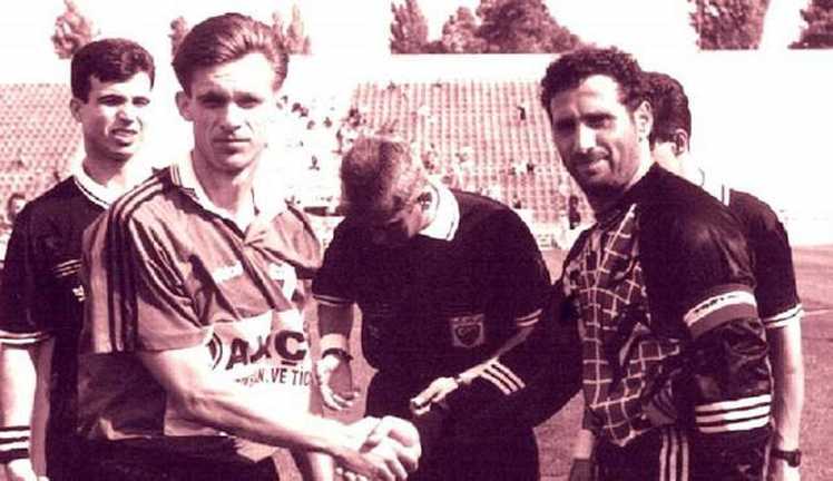 Юрій Шелепницький (ліворуч) на правах капітана тисне руку супернику / Фото з відкритих джерел Юрій Шелепницький (ліворуч) на правах капітана тисне руку супернику / Фото з відкритих джерел