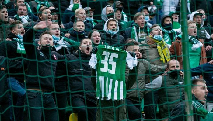 Литовские футбольные фанаты мощно зарядили "Слава Украине" на матче Лиги конференций – видео дня