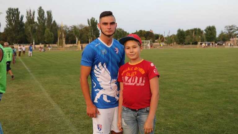 Дмитро Жиганов із юним вболівальником / Фото ФК Таврія-Сімферополь Дмитро Жиганов із юним вболівальником / Фото ФК Таврія-Сімферополь