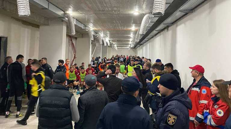 Участники матча в подтрибунном помещении / фото из соцсетей Участники матча в подтрибунном помещении / фото из соцсетей