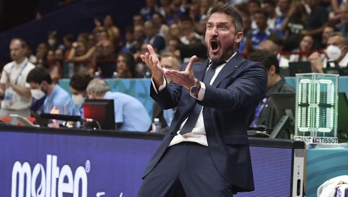 Не сдержал эмоций: наставник сборной Италии запрыгнул на Янниса, празднуя сенсационную победу на Евробаскете