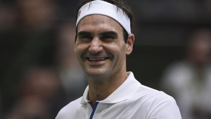 В элегантном смокинге и в прекрасном настроении – Федерер показал, как разминается перед завершающим матчем в карьере