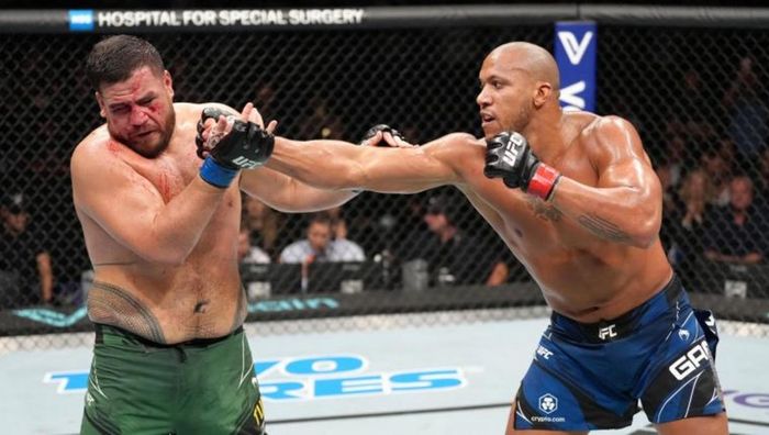 "Хороший парень" безжалостно "срубил" соперника – видео сокрушительного удара в UFC