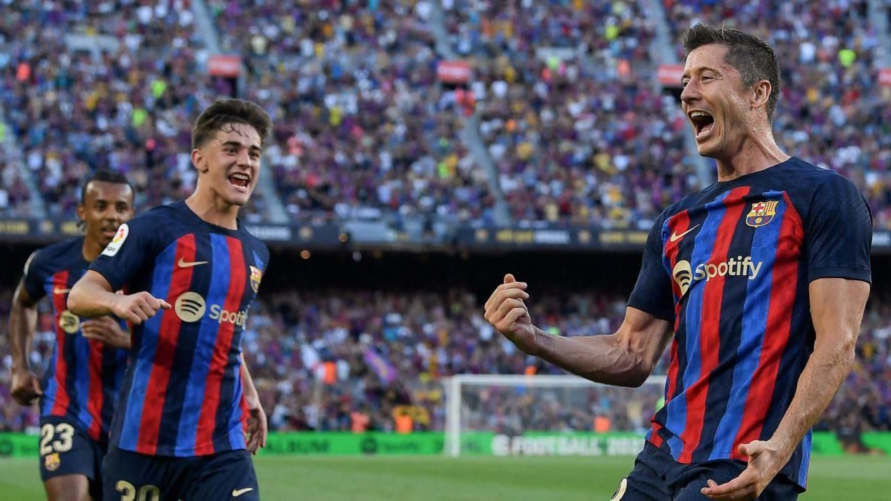 Гави и Левандовски / Фото AFP