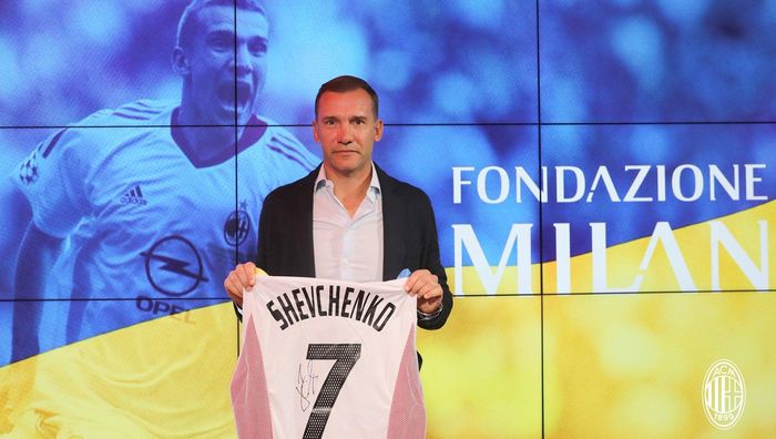 Шевченко вернулся в Милан и представил уникальную футболку ради благородной цели