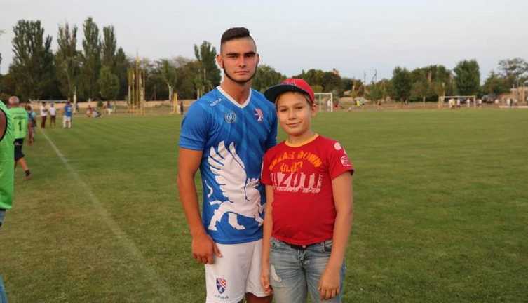 Дмитрий Жиганов с юным болельщиком / Фото ФК Таврия-Симферополь Дмитрий Жиганов с юным болельщиком / Фото ФК Таврия-Симферополь