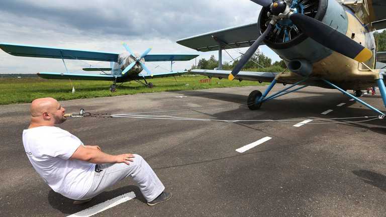 Тягнизуб перетягує літак / Фото з соцмереж Тягнизуб перетягує літак / Фото з соцмереж