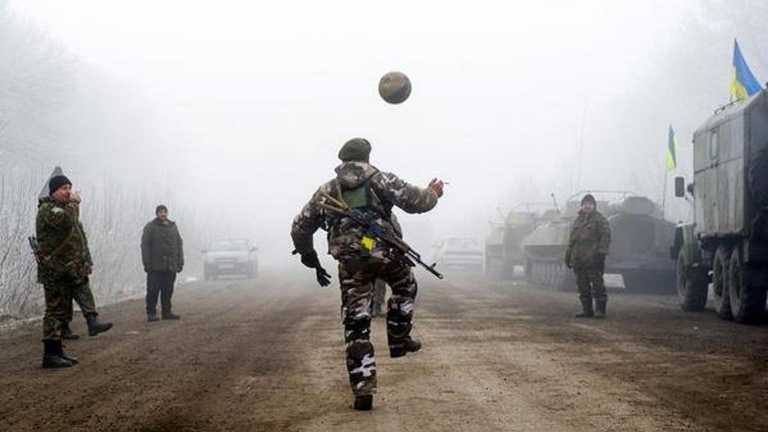 Украинские защитники играют в футбол вблизи Дебальцево / Фото Владимир Шуваев / AFP 