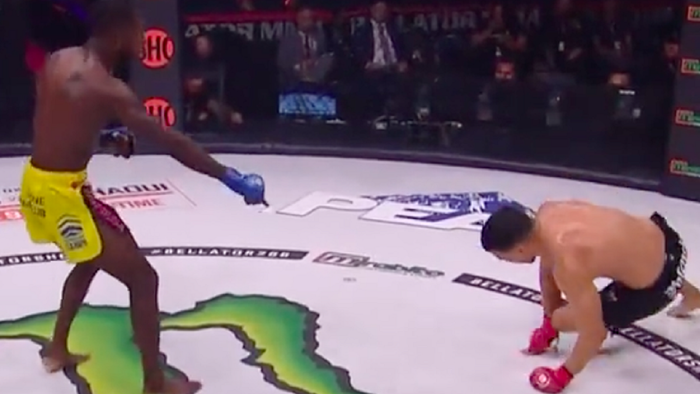Боец MMA сломал ногу об соперника – видео жуткой травмы