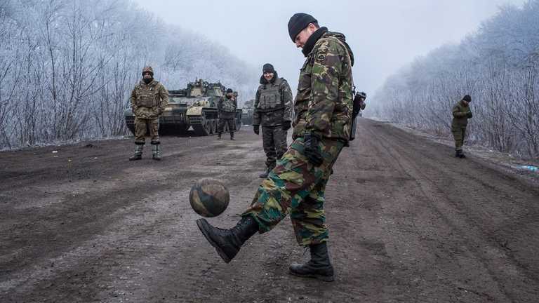 Украинские защитники играют в футбол вблизи Дебальцево / Фото Владимир Шуваев / AFP