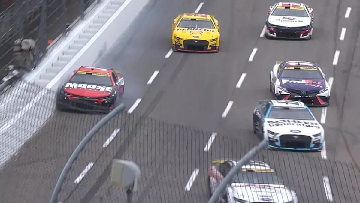 Росс Честейн (під огорожею) / Фото Nascar