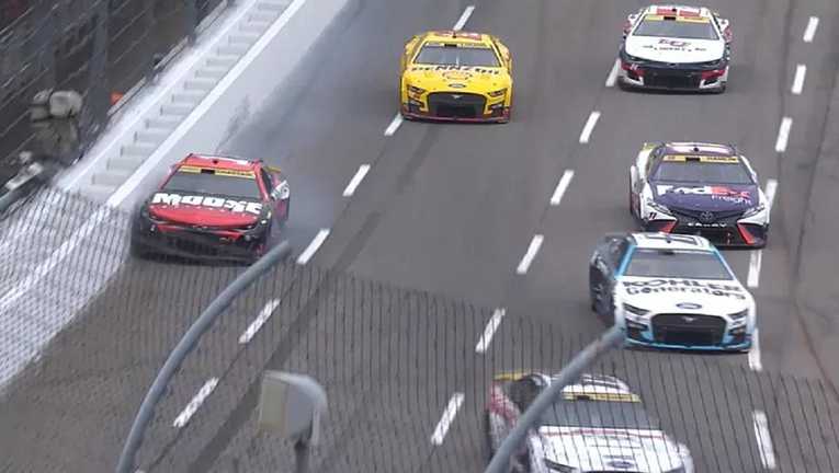 Росс Честейн (під огорожею) / Фото Nascar Росс Честейн (під огорожею) / Фото Nascar